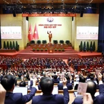 Les délégués votent l'adoption de la Résolution du 14e Congrès national du Parti communiste vietnamien. (Photo : VNA)