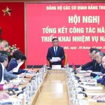 Tran Cam Tu, membre du Politburo et membre permanent du Secrétariat du Comité central du Parti, a souligné l'importance de poursuivre l'amélioration de la qualité du travail de conseil stratégique des agences centrales du Parti. Photo : VNA