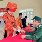 Des habitants de l’ethnie Dao du hameau de Nà Trang, commune d’An Lạc, province de Bac Ninh (Nord), participent avec enthousiasme au vote. Photo : VNA