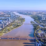 Vue en perspective d'une section du projet de boulevard paysager du fleuve Rouge traversant le centre-ville. Photo : Journald'actualités et de groupes ethniques