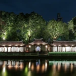 Effets lumineux projetés sur la surface des stèles en pierre et les motifs anciens, mettant en valeur les détails du patrimoine. Photo : VNA