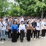 Une délégation de jeunes Vietnamiens à l'étranger offre de l'encens en hommage aux rois Hùng au site historique national du temple des rois Hùng, à Viet Tri, dans la province de Phu Tho. (Photo : VNA)