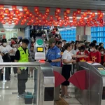 Un grand nombre de personnes ont emprunté le métro Cat Linh - Ha Dong pour se rendre sur place et assister à la répétition générale du défilé et de la procession organisés à l'occasion de la Fête nationale. (Photo : VNA)