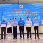 Le titulaire d’un master Nguyên Duc Tai (à l’extrême gauche) reçoit le certificat du Travail créatif 2025, décerné par la Confédération générale du travail du Vietnam, en récompense de son innovation intitulée « Robot caméra à trois axes de translation ». Photo :VNA.