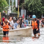Des équipes de secours évacuent les habitants des zones inondées de la ville de Navotas, aux Philippines, le 10 novembre 2025. (Photo : Xinhua/VNA)