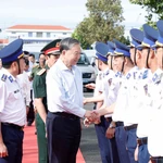 e secrétaire général du Parti, Tô Lâm, secrétaire de la Commission militaire centrale, accompagné d’une délégation de haut rang, a effectué le 20 novembre une visite de travail au Commandement de la Région 4 de la Garde-côte du ministère de la Défense. Photo : VNA