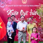 Distribution de l’étrenne du Nouvel An aux représentants des personnes âgées et aux enfants au Mozambique. Photo : Ambassade du Vietnam au Mozambique