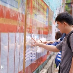 Des étudiants de Université pédagogique et technique – Université de Da Nang consultent la liste des candidats affichée au sein de l’établissement. Photo : VNA.