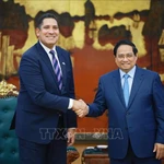 Le Premier ministre Pham Minh Chinh (droite) et l’ambassadeur de Suède au Vietnam, Johan Ndisi. Photo : VNQ