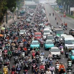 Le nombre de voitures électriques à Hô Chi Minh-Ville augmente, contribuant à la réduction de la pollution environnementale liée aux émissions. Photo : VNA