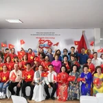 La communauté vietnamienne du Nord-Est de la Thaïlande participe à la cérémonie marquant le 50e anniversaire de la réunification nationale. Photo : VNA