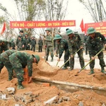 Des officiers et des soldats de la 5e région militaire construisent en urgence de nouvelles maisons pour les habitants de Dak Lak. Photo : VNA