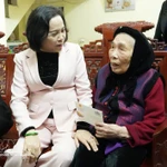 La vice-présidente de l'Assemblée nationale Nguyen Thi Thanh. Photo : VNA rend visite à la Mère héroïque vietnamienne Nguyen Thi Thom, à l'occasion du Têt, dans la commune de Yen Mac. Photo : VNA
