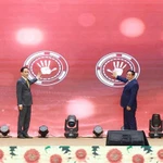 Le Premier ministre Pham Minh Chinh (deuxième à partir de la droite) et d'autres délégués lancent la nouvelle base de données du ministère des Affaires étrangères sur les traités internationaux. Photo : VNA