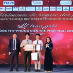 Le groupe d'auteurs reçoit le Premier Prix, remis par le représentant régional pour l'Asie et le Pacifique de l'OIF, Edgar Doerig, et la directrice générale adjointe de la VNA, Doàn Thi Tuyêt Nhung. Photo : CVN