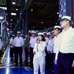 Une délégation de la province de Phu Tho visite la chaîne de production de Honda Vietnam. (Photo : VNA)