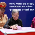 À Hanoï, l’électrice centenaire (101 ans) Doàn Thi Thuan vote au bureau de vote de l’école primaire Phan Chu Trinh, secteur n°8, quartier de Ba Dinh. Photo : VNA 