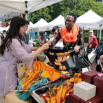 Des visiteurs internationaux ont été impressionnés par les produits artisanaux vietnamiens. Photo : VNA
