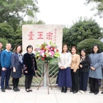 Des fonctionnaires et des employés du consulat général du Vietnam à Hong Kong (Chine), sous la direction du consul général Le Duc Hanh, ainsi que des représentants d'organismes et d'entreprises vietnamiennes implantés à Hong Kong, ont déposé des fleurs au pied du monument Sung Wong Toi. (Photo : VNA)