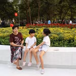 Les habitants de Hô Chi Minh-Ville profitent du nouvel espace vert aménagé sur le terrain situé au 8, rue Vo Van Tan, récemment remis à l'administration du quartier de Xuan Hoa. Photo : VNA