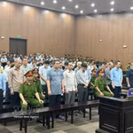 Les accusés écoutent le verdict le 7 avril. (Photo : VNA)