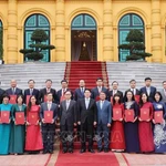 Le président de la République Luong Cuong et de nouveaux ambassadeurs à l'étranger. Photo : VNA