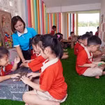 Une enseignante et des enfants du jardin d'enfants Tran Cao de la commune de Quang Hưng, province de Hung Yên, participent à des activités d'apprentissage expérientiel. Photo : VNA
