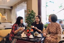 Les visiteurs dégustent le thé vietnamien. Photo: VNA