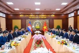 Entretien entre le Premier ministre Pham Minh Chinh et son homologue cambodgien Hun Manet. Photo: VNA
