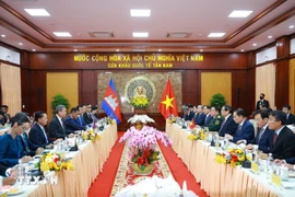 Entretien entre le Premier ministre Pham Minh Chinh et son homologue cambodgien Hun Manet. Photo: VNA