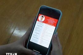 Les informations concernant les candidats au Conseil populaire provincial de Khanh Hoa pour le mandat 2026-2031 sont diffusées sur des plateformes d'information numériques. Photo : VNA 