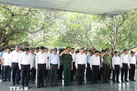 Des dirigeants rendent hommage aux Héros morts pour la Patrie à Diên Biên et Quang Tri