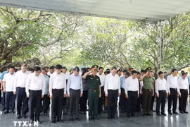 Des dirigeants rendent hommage aux Héros morts pour la Patrie à Diên Biên et Quang Tri