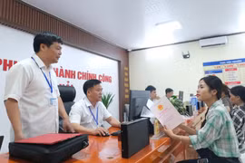 Le gouvernement vietnamien promulgue huit résolutions successives visant à simplifier, décentraliser et alléger les procédures administratives ainsi que les conditions encadrant les activités commerciales. Photo: VNA