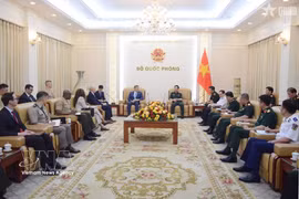 Rencontre entre le vice-Premier ministre et ministre vietnamien de la Défense, Phan Van Giang, et le sous-secrétaire à la Marine des États-Unis, Hung Cao. Photo: qdnd.vn