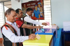 Des personnes issues des minorités ethniques dans la province de Gia Lai se sont rendues aux urnes le 15 mars. Photo : VNA