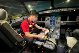 Les ingénieurs de Vietjet travaillent sans relâche pendant 32 heures pour mettre à jour le logiciel de la flotte d'Airbus A320 de la compagnie. Photo : Vietjet