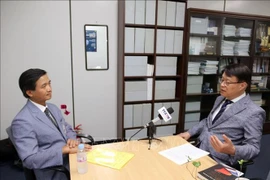 Le professeur Choe Won Gi, directeur du Centre d'études sur l'ASEAN et l'Inde à l'Académie diplomatique nationale de République de Corée (Korea National Diplomatic Academy - KNDA), répond à une interview de la VNA. Photo: VNA 