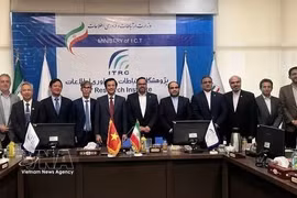 Séance de travail entre l’ambassadeur du Vietnam en Iran, Nguyen Luong Ngoc, et des responsables de l’Institut de recherche sur les TIC. Photo: VNA