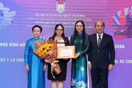 Remise de l’insigne « Pour la paix et l’amitié entre les peuples » à Ariadne Feo Labrada, en reconnaissance de ses contributions au renforcement des liens d’amitié et de solidarité entre les peuples vietnamien et cubain. Photo: VNA