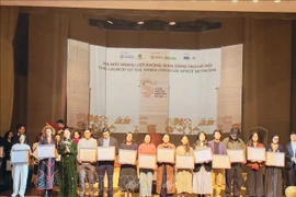 La directrice du Département de la Culture et des Sports de Hanoï, Mme Bach Lien Huong (3e, gauche), remet le certificat d'espace culturel créatif de Hanoï aux représentants des espaces culturels créatifs. Photo: VNA