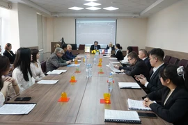 Les délégués participent au symposium. Photo: VNA
