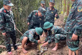 Les forces de génie de Dà Nang neutralisent avec succès la bombe de 220 kg datant de la guerre. Photo: Commandement militaire de la ville de Dà Nang