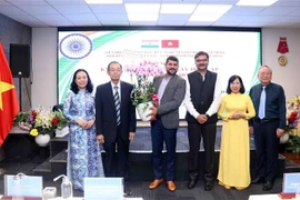 Des représentants de la Chambre de commerce indienne au Vietnam (INCHAM) offrent des fleurs à l'Association d'amitié Vietnam-Inde de Hô Chi Minh-Ville. Photo : VNA