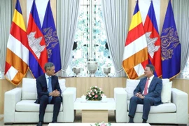 L'ambassadeur du Vietnam au Cambodge, Nguyên Minh Vu (gauche), et le vice-Premier ministre cambodgien et premier vice-président du Conseil pour le développement du Cambodge (CDC), Sun Chanthol. Photo: VNA