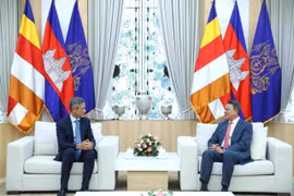 L'ambassadeur du Vietnam au Cambodge, Nguyên Minh Vu (gauche), et le vice-Premier ministre cambodgien et premier vice-président du Conseil pour le développement du Cambodge (CDC), Sun Chanthol. Photo: VNA