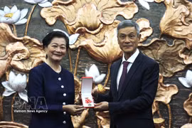 L’ambassadeur du Vietnam au Cambodge Nguyen Minh Vu remet l’Ordre de l’Amitié à Mme Chea Kim Tha. Photo : VNA