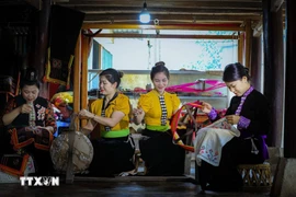 Des femmes confectionnent leurs propres piêu, ornés de motifs raffinés et de couleurs éclatantes. Photo: VNA
