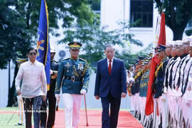 Le secrétaire général et président To Lam (droite) et le président philippin Ferdinand Romualdez Marcos Jr. (gauche) passent en revue la garde d'honneur. Photo : VNA
