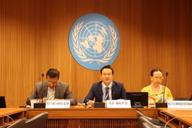 L’ambassadeur Mai Phan Dung (au milieu), chef de la Mission du Vietnam auprès de l’ONU, de l’OMC et d’autres organisations internationales à Genève, participe à un débat organisé dans le cadre de la 59e session du Conseil des droits de l’homme des Nations Unies. Photo: VNA